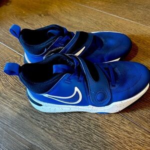 Nike Blue Basketball no tie shoes youth 3.5